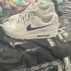 Like new (they just need to be cleaned) Nike air max 90s.